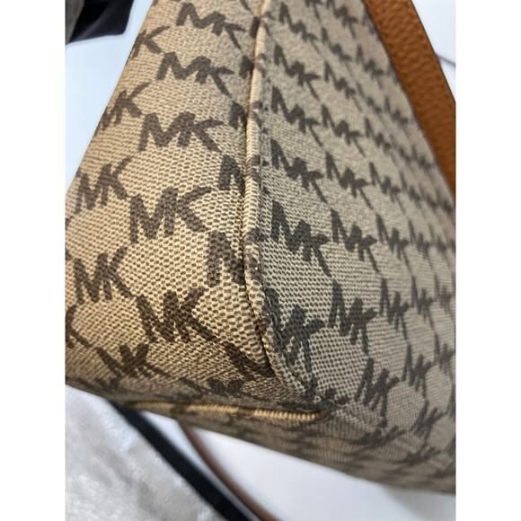 MICHAEL KORS MEDIUM SAFFIANO LEATHER SIGNATURE CROSSBODY BAG - Picture 12 of 16